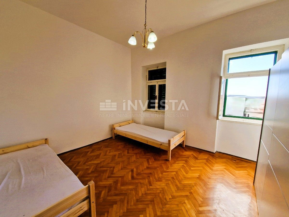  Appartamento con tre stanze, 1° piano