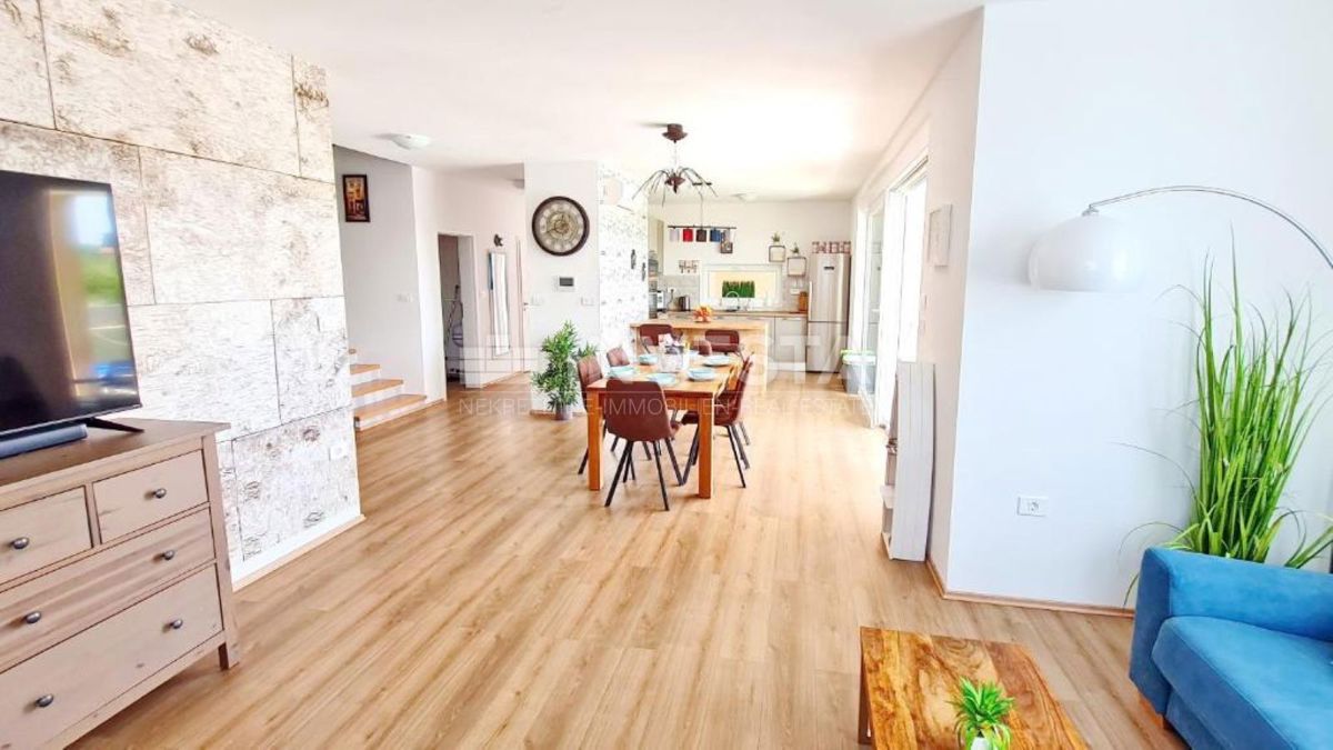  Casa con piscina in una posizione tranquilla, nei pressi di Pula