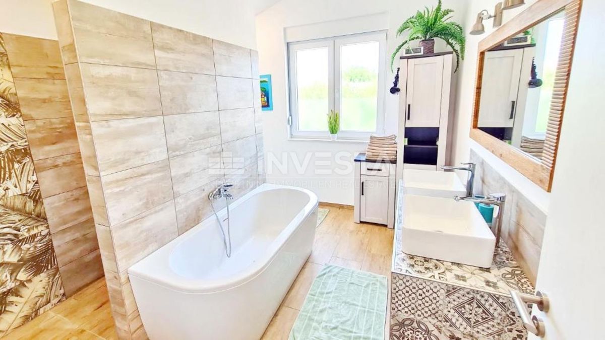  Casa con piscina in una posizione tranquilla, nei pressi di Pula