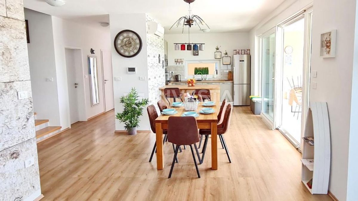  Casa con piscina in una posizione tranquilla, nei pressi di Pula