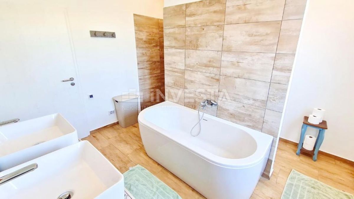  Casa con piscina in una posizione tranquilla, nei pressi di Pula