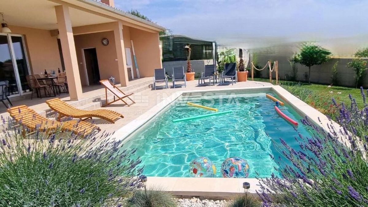  Casa con piscina in una posizione tranquilla, nei pressi di Pula