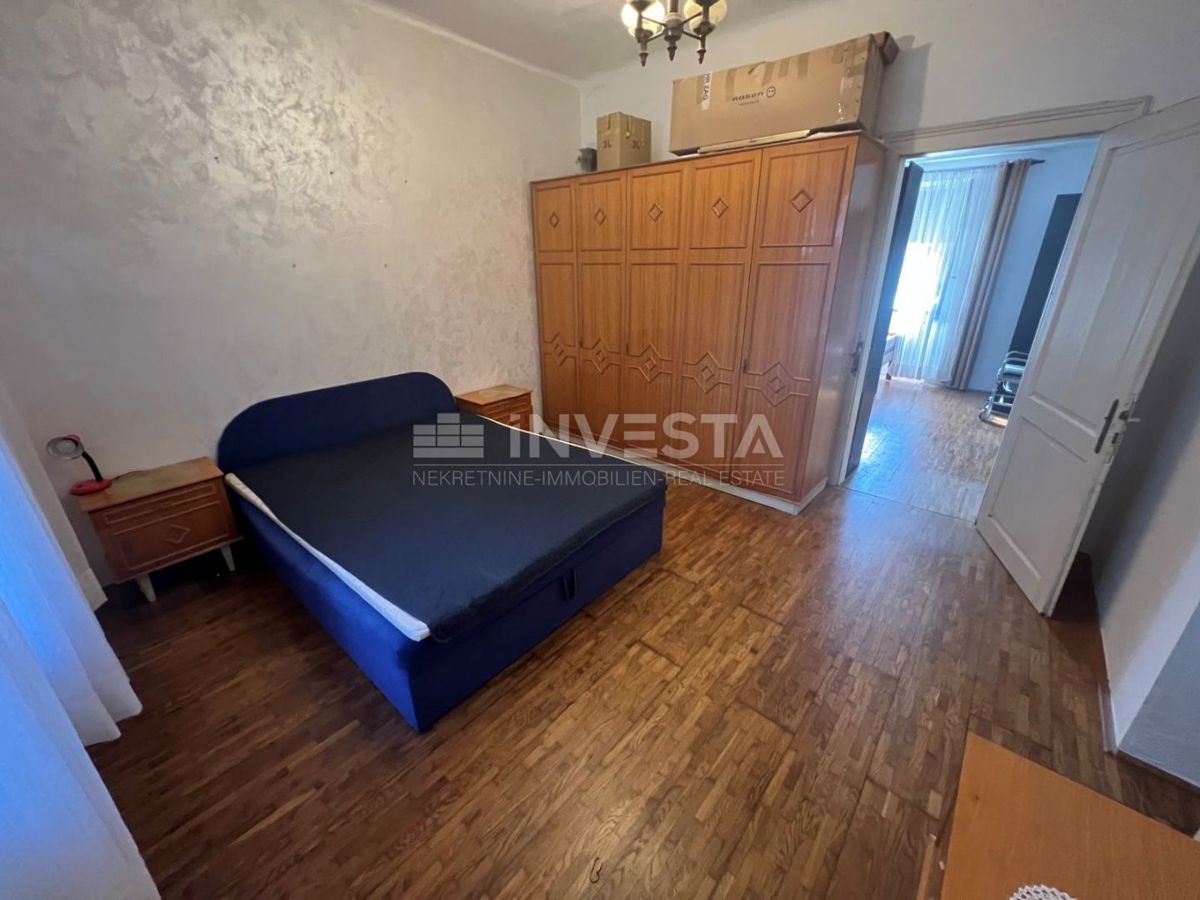 Pola, Siana casa a un piano