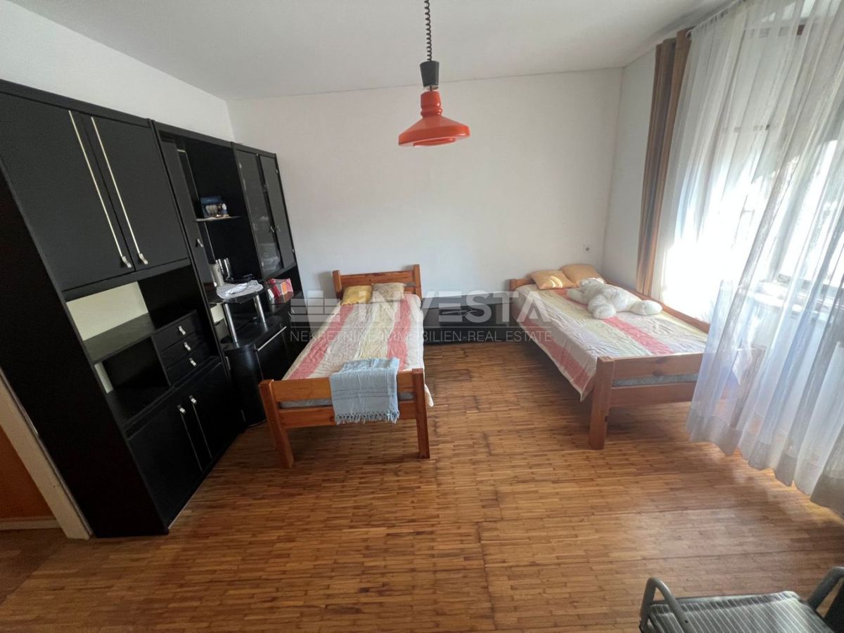 Pola, Siana casa a un piano