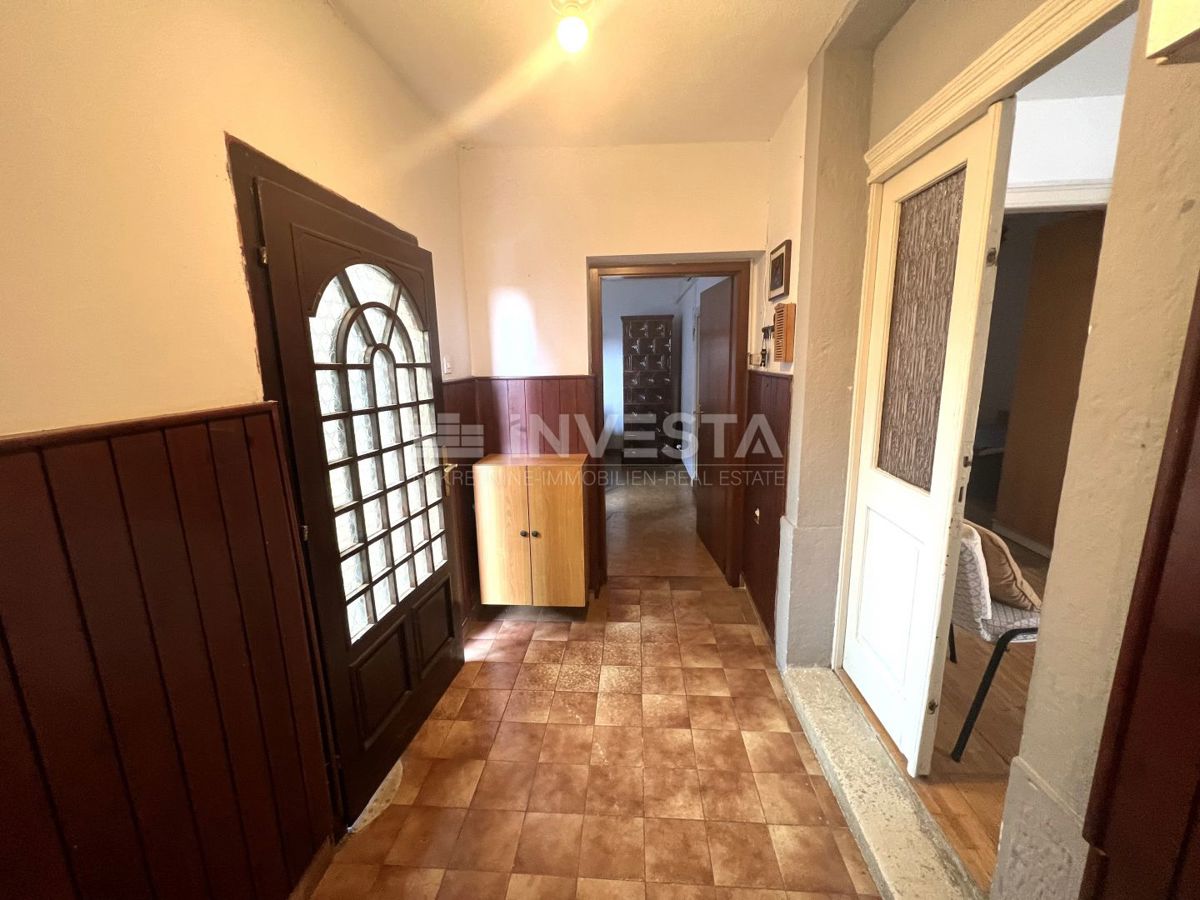 Pola, Siana casa a un piano