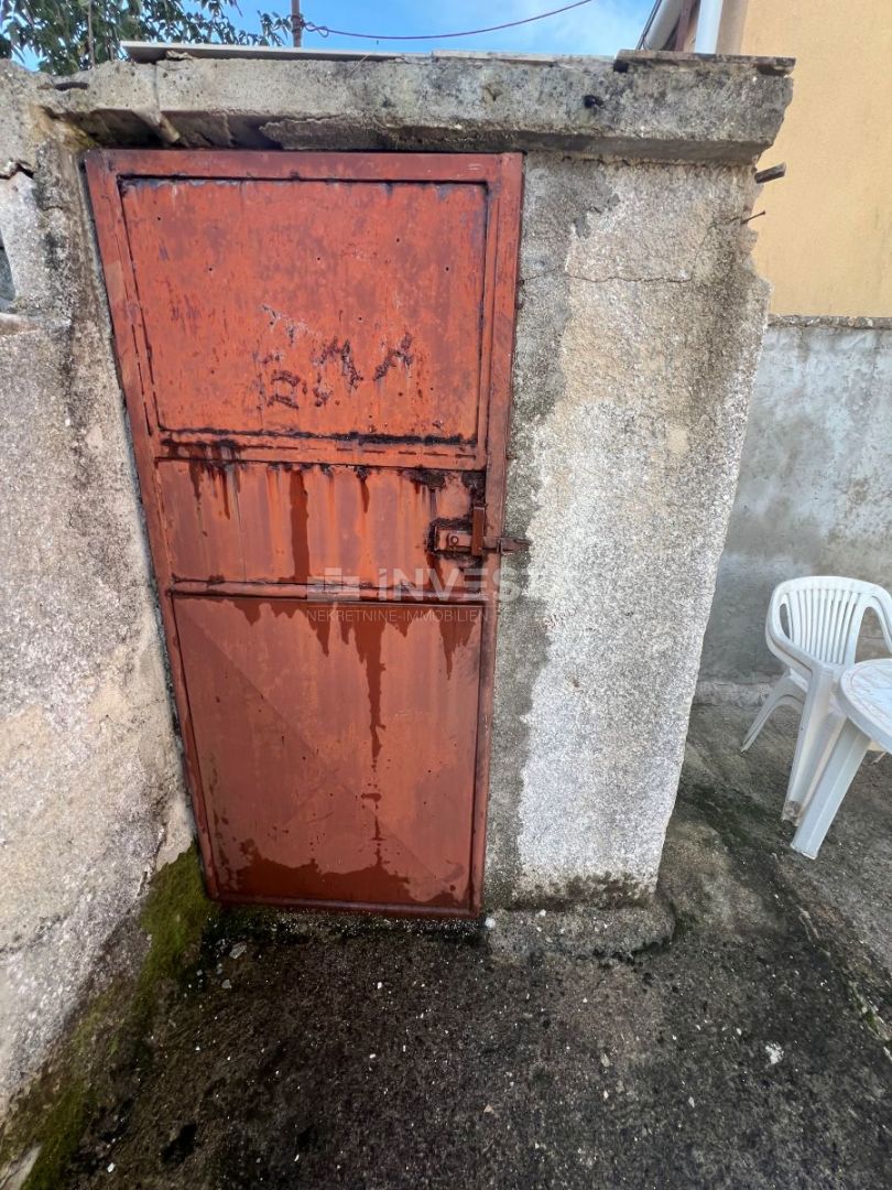 Pola, Siana casa a un piano