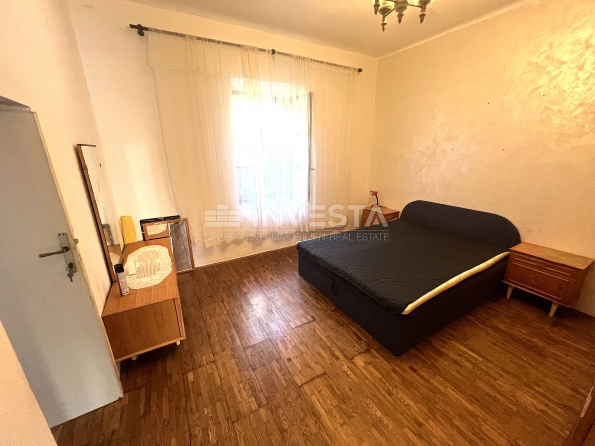 Pola, Siana casa a un piano