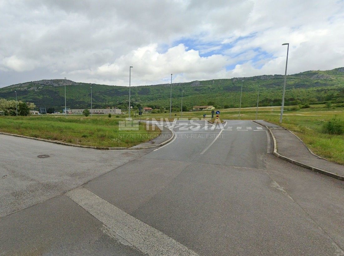 Buzet – terreno edificabile di 9.575 m² a destinazione commerciale