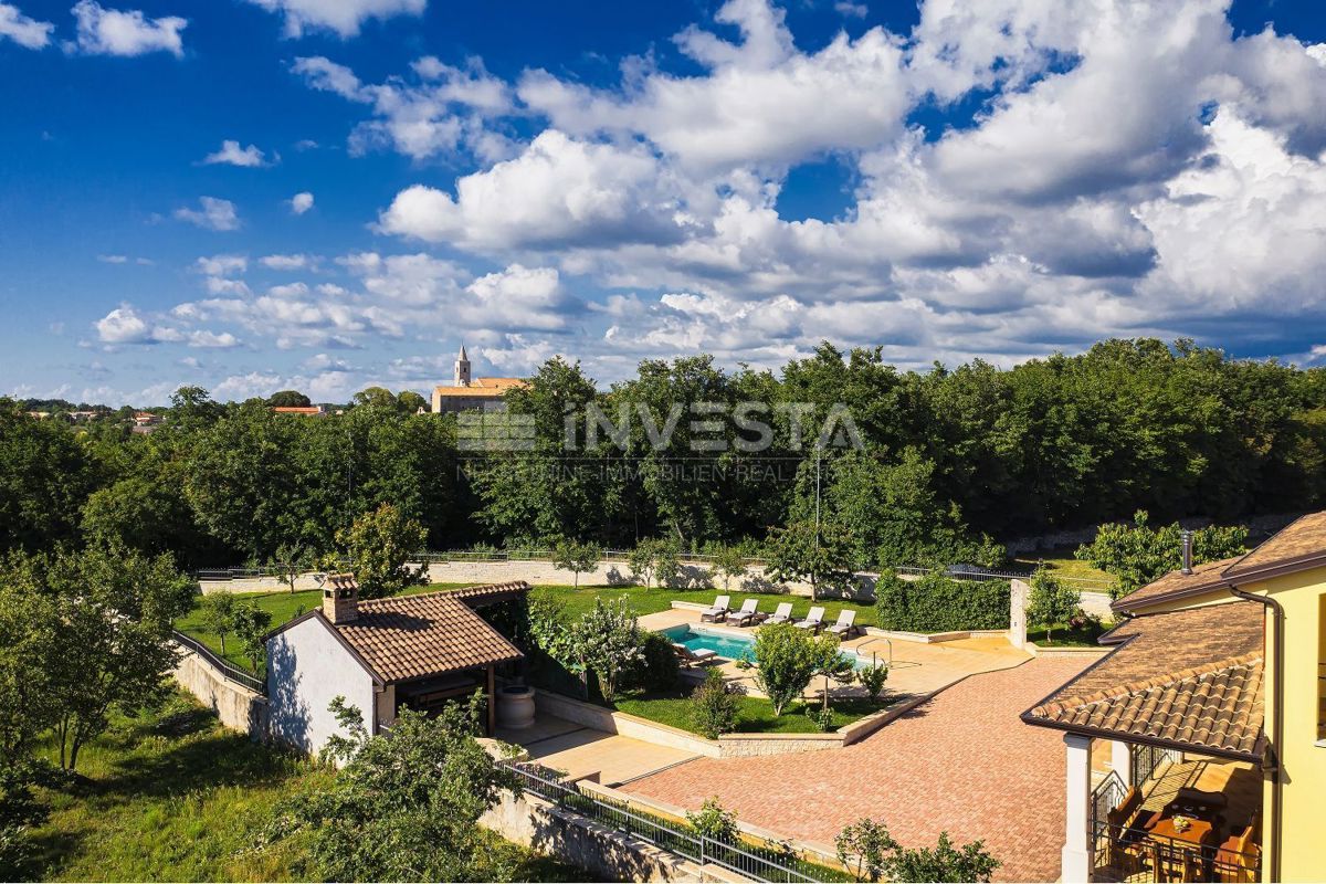 Dintorni di Antignana, bella villa con 3 unità abitative e ampio giardino