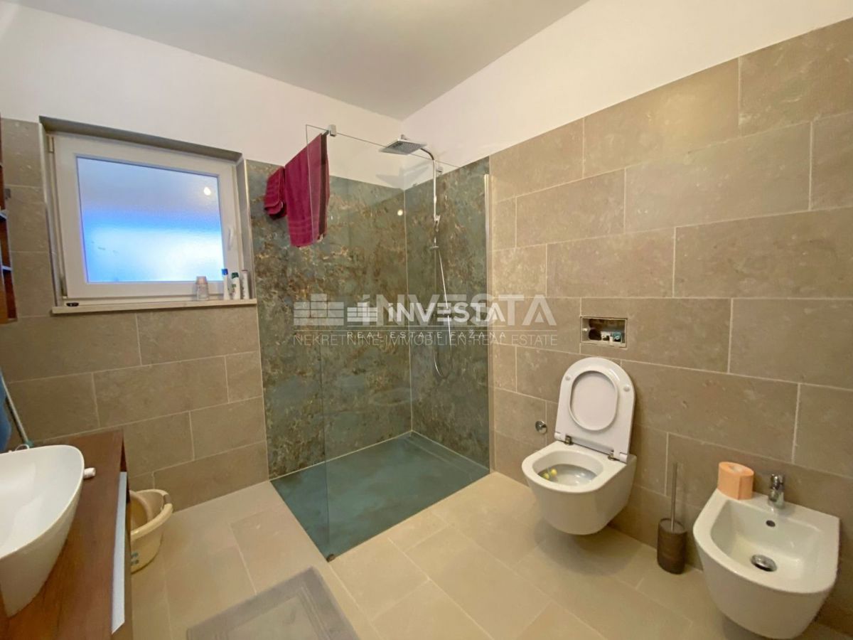 Dignano, casa indipendente con 2 unità abitative, vista mare