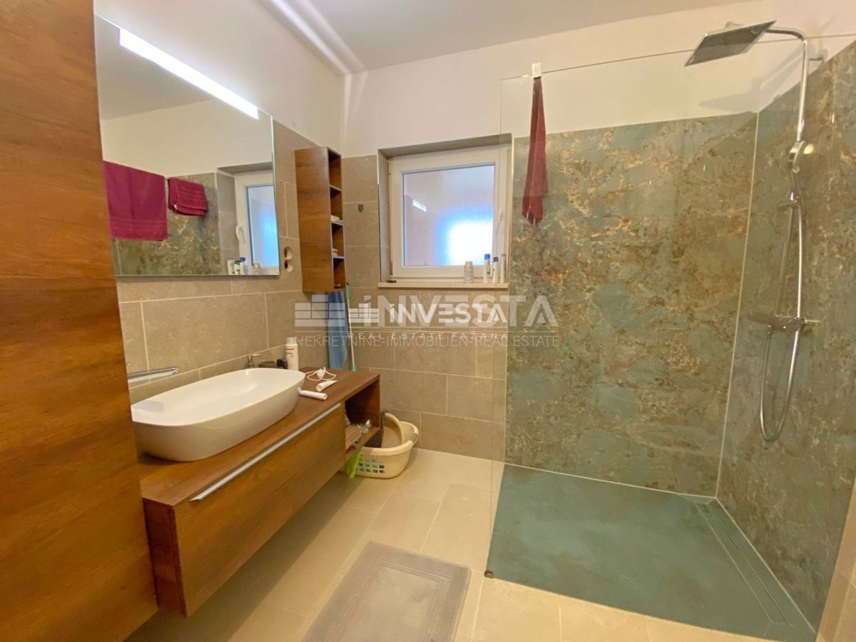 Dignano, casa indipendente con 2 unità abitative, vista mare