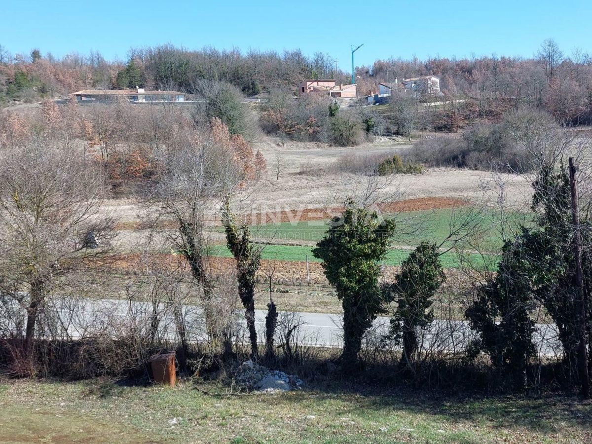 Dintorni di Gračišća, casa istriana autoctona con ampio terreno