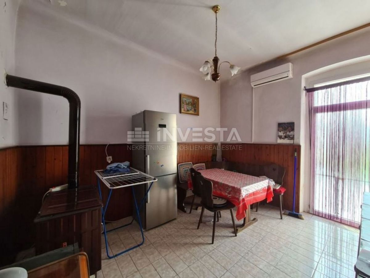 Centro di Pola, grande appartamento di 119 m² vicino all'Arena