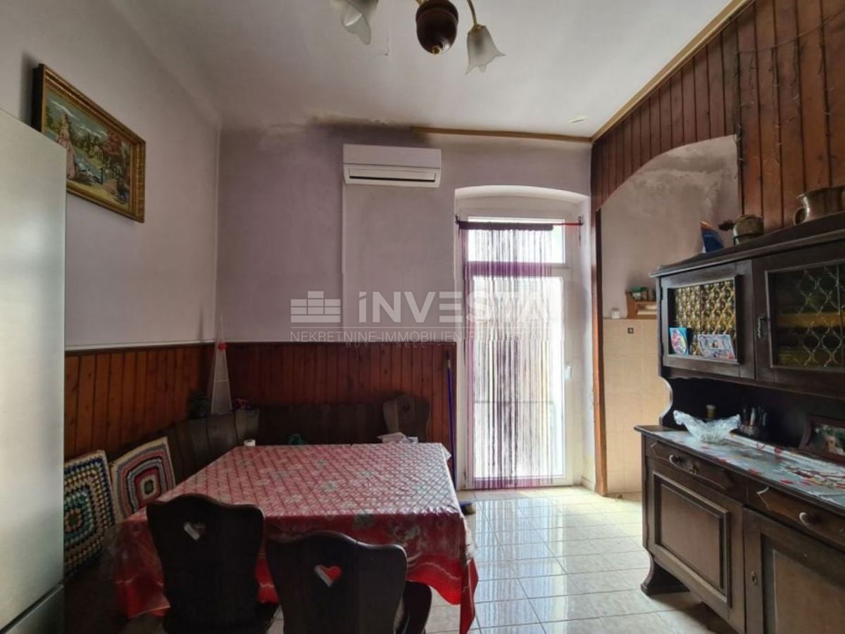 Centro di Pola, grande appartamento di 119 m² vicino all'Arena