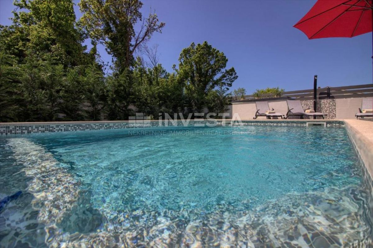 Ližnjan, Casa di moderna costruzione con 3 piani interrati