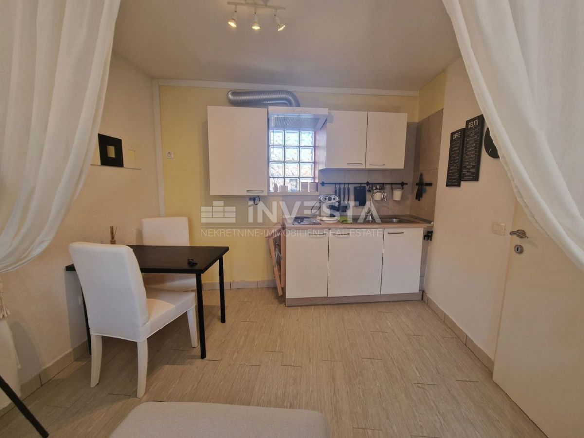 Rovigno, appartamento su due piani, 2 monolocali completamente attrezzati