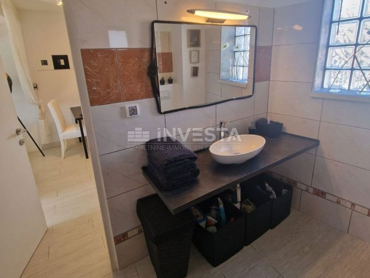 Rovigno, appartamento su due piani, 2 monolocali completamente attrezzati