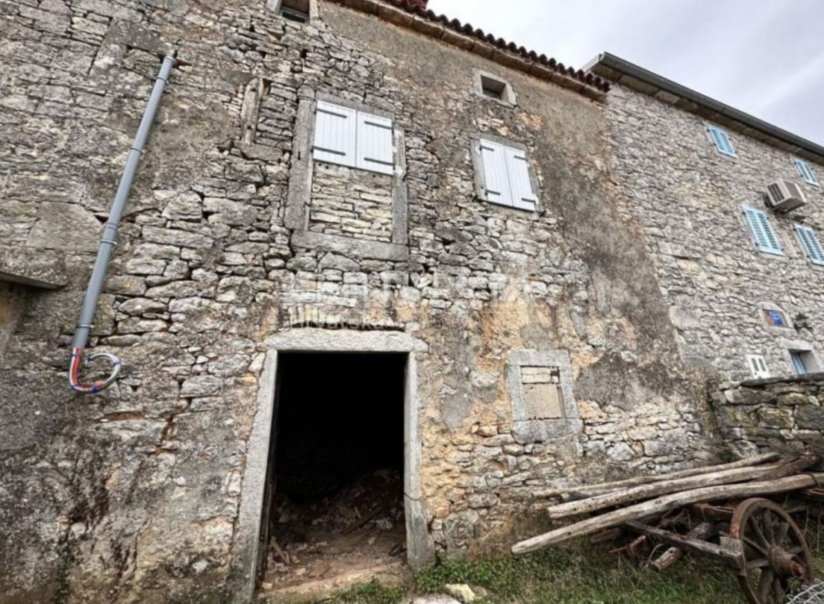 Višnjan, Casa in pietra – ristrutturazione iniziata