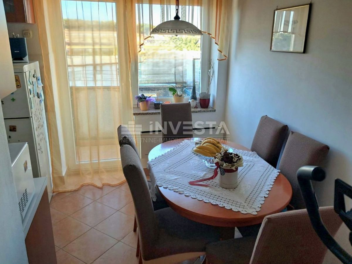 Pola, appartamento con 2 camere da letto, loggia, balcone e ripostiglio, vicino al centro