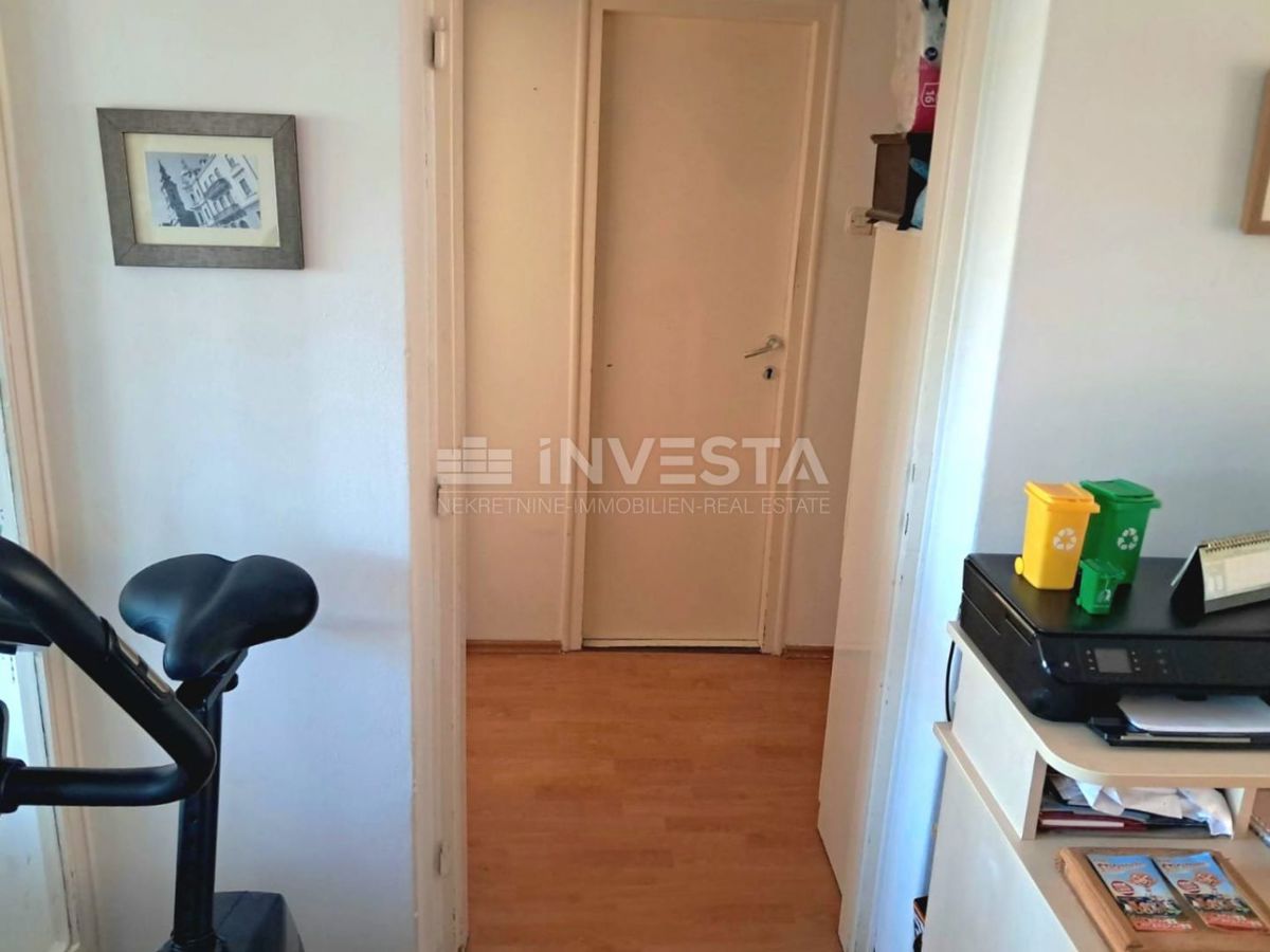 Pola, appartamento con 2 camere da letto, loggia, balcone e ripostiglio, vicino al centro