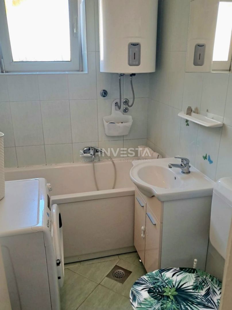 Pola, appartamento con 2 camere da letto, loggia, balcone e ripostiglio, vicino al centro