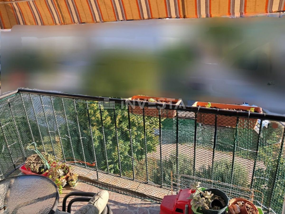 Pola, appartamento con 2 camere da letto, loggia, balcone e ripostiglio, vicino al centro