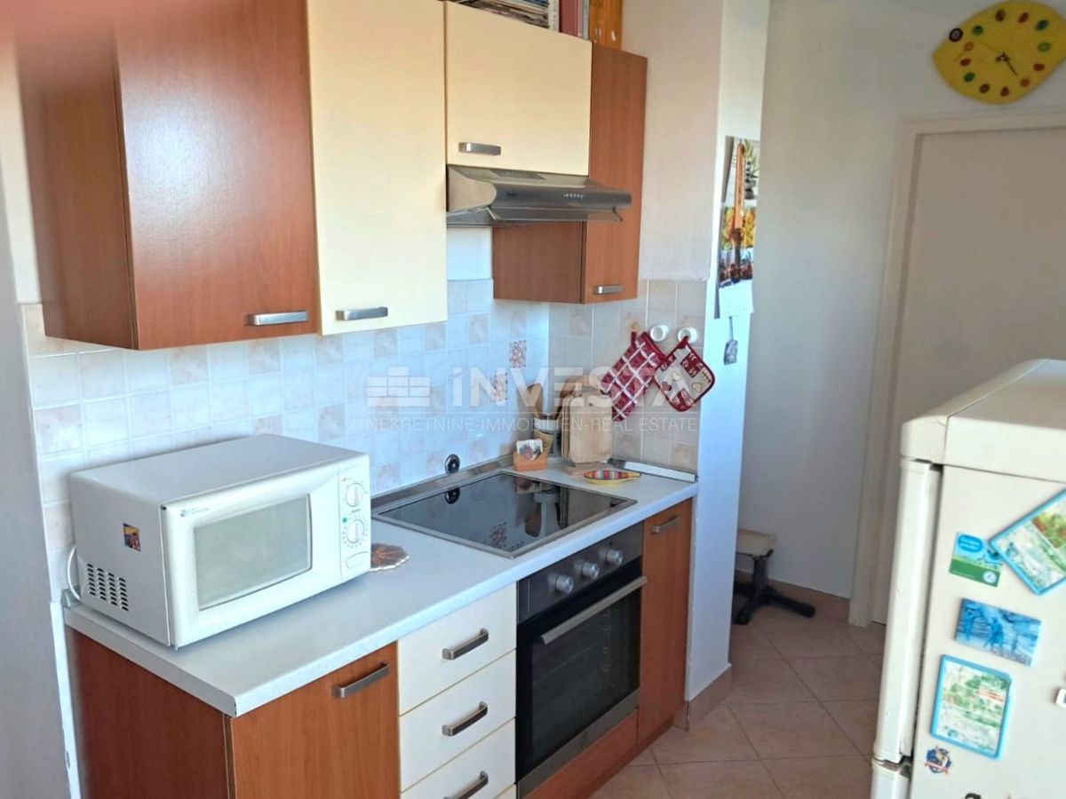 Pola, appartamento con 2 camere da letto, loggia, balcone e ripostiglio, vicino al centro