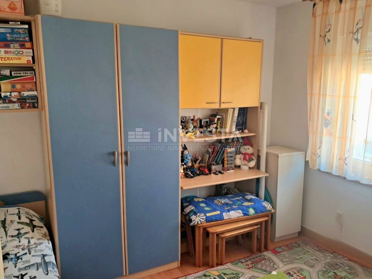 Pola, appartamento con 2 camere da letto, loggia, balcone e ripostiglio, vicino al centro