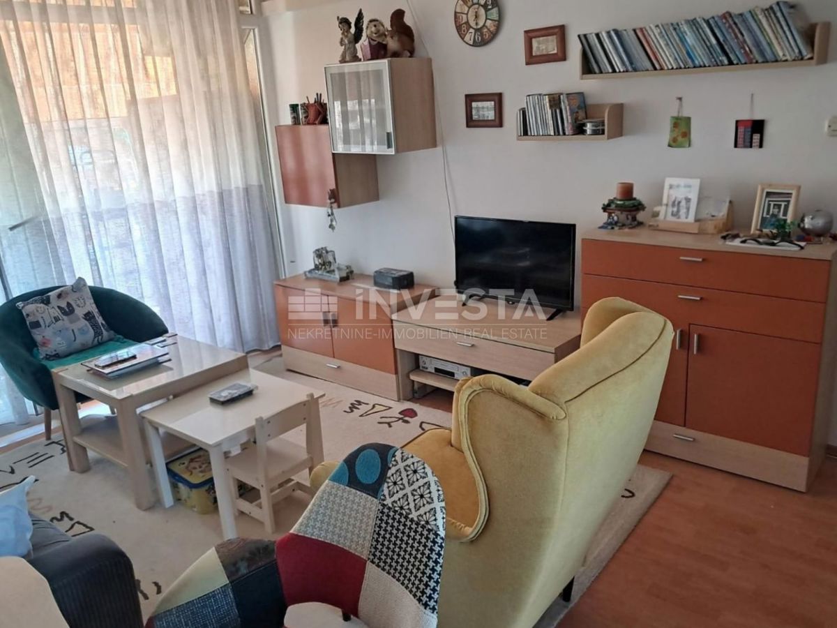 Pola, appartamento con 2 camere da letto, loggia, balcone e ripostiglio, vicino al centro