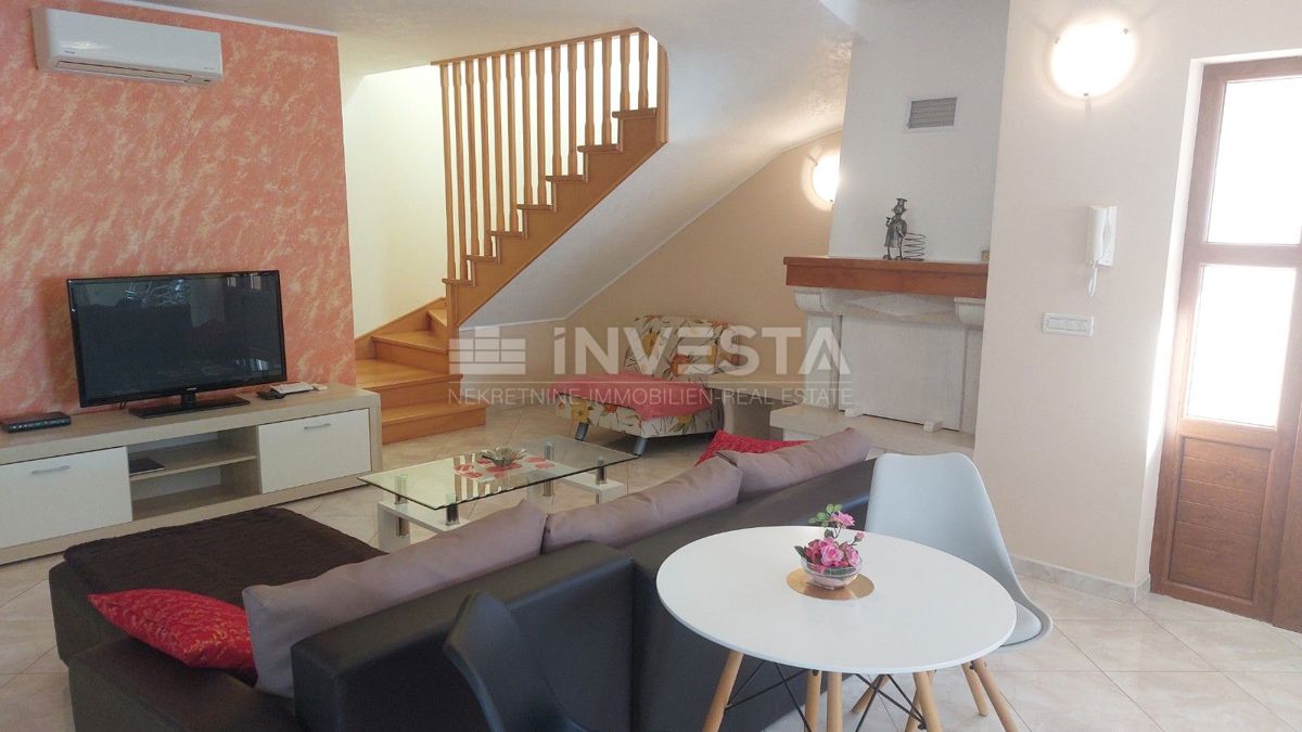 Casa con piscina in una zona tranquilla