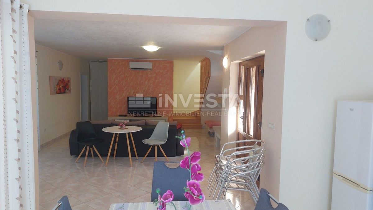 Casa con piscina in una zona tranquilla