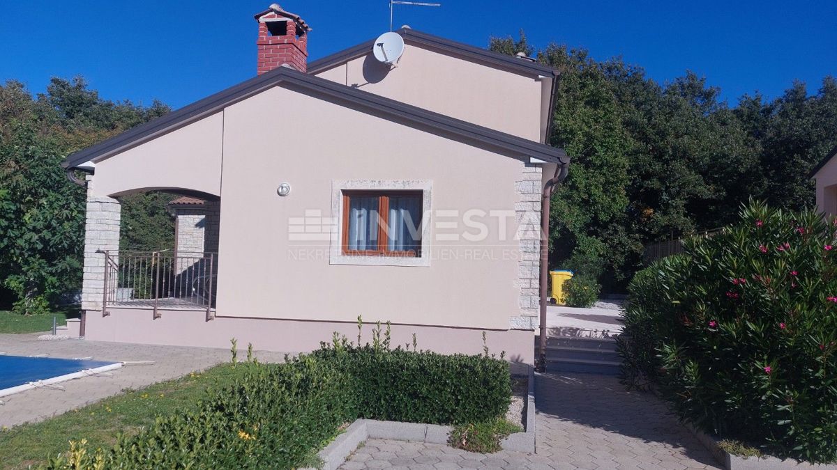 Casa con piscina in una zona tranquilla