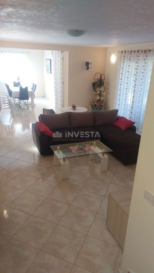 Casa con piscina in una zona tranquilla