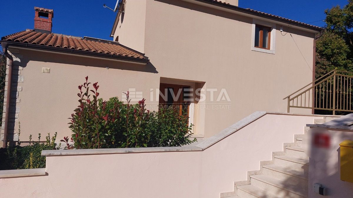 Casa con piscina in una zona tranquilla