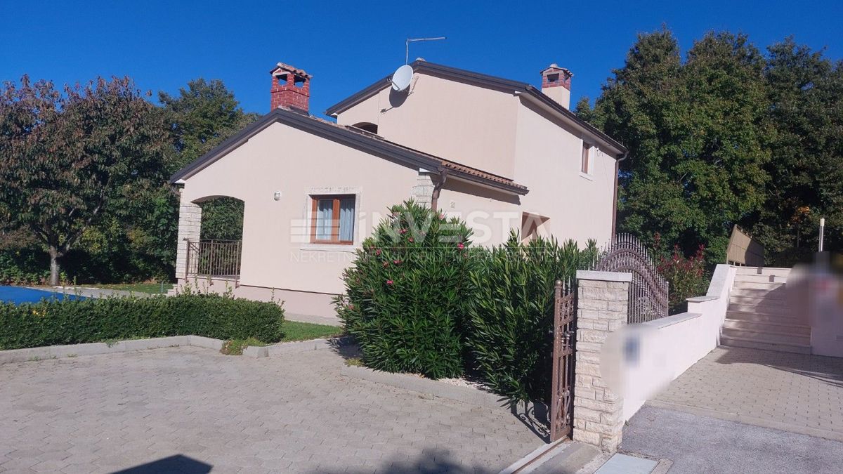Casa con piscina in una zona tranquilla
