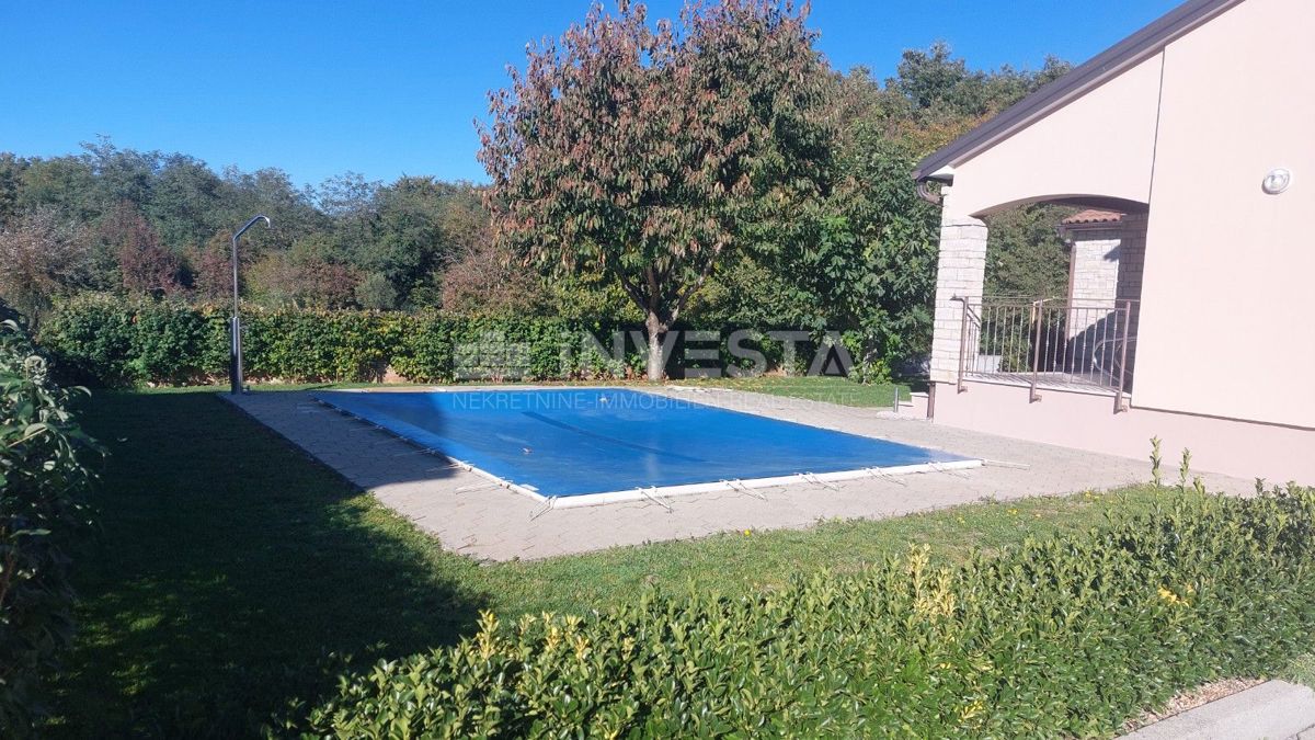 Casa con piscina in una zona tranquilla