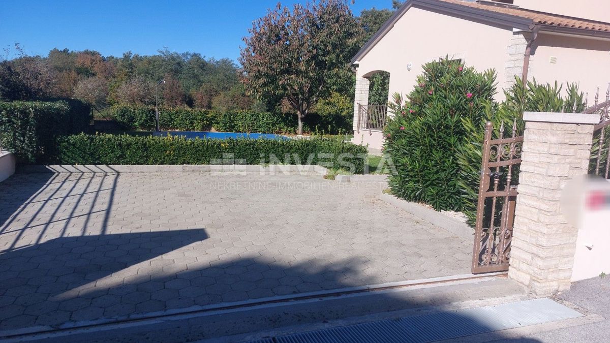 Casa con piscina in una zona tranquilla