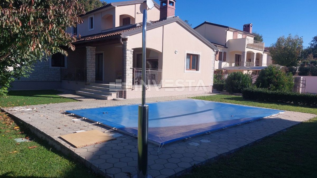 Casa con piscina in una zona tranquilla