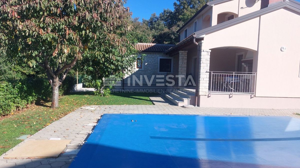 Casa con piscina in una zona tranquilla