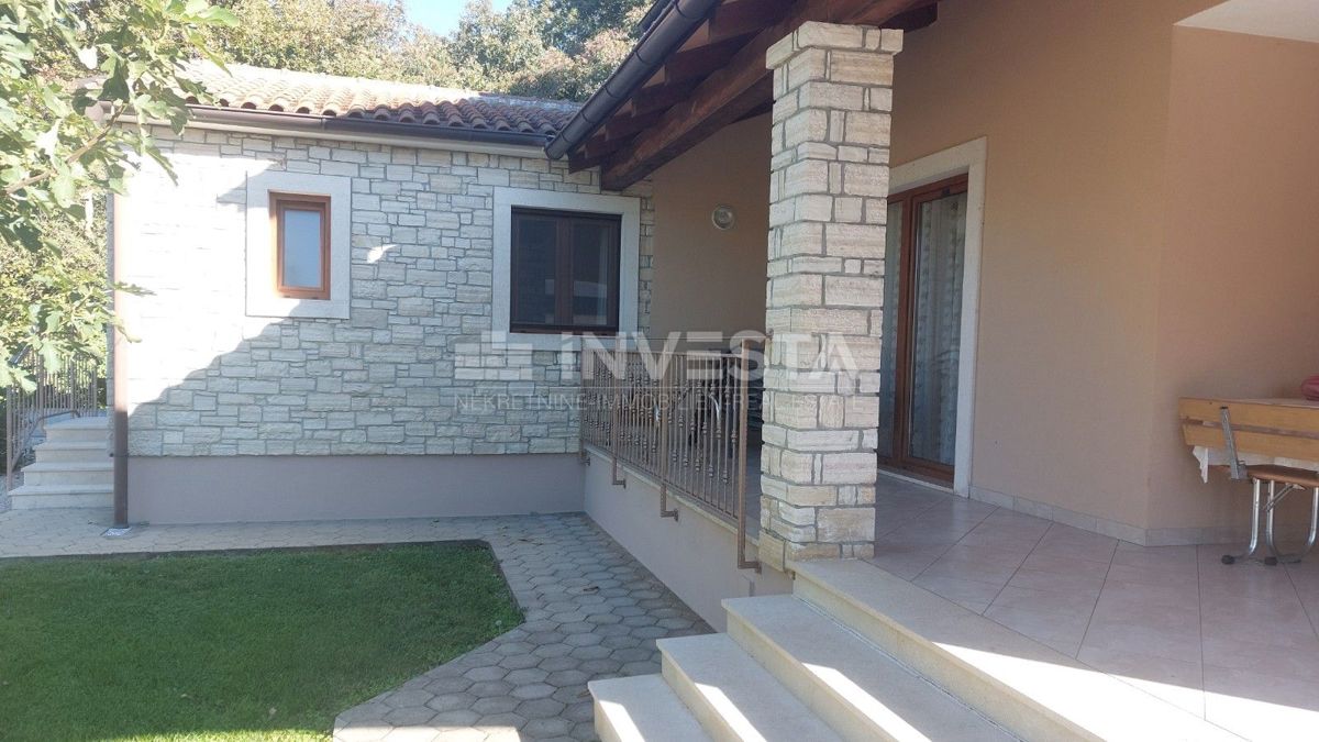 Casa con piscina in una zona tranquilla