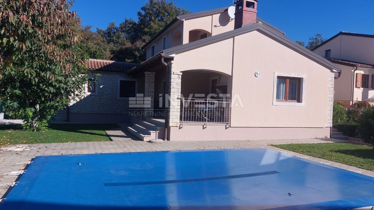 Casa con piscina in una zona tranquilla
