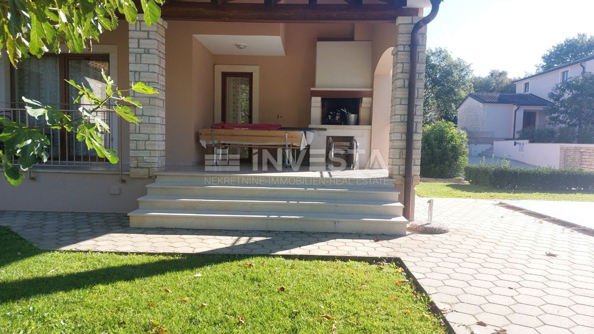 Casa con piscina in una zona tranquilla