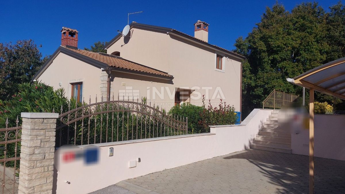 Casa con piscina in una zona tranquilla