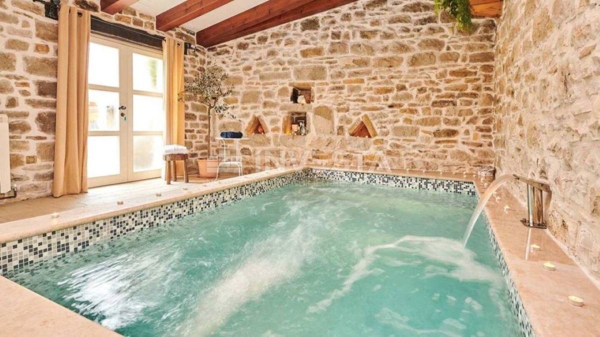 Istria centrale, villa rustica in pietra, area spa, due piscine riscaldate