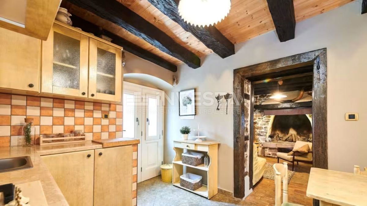 Istria centrale, villa rustica in pietra, area spa, due piscine riscaldate