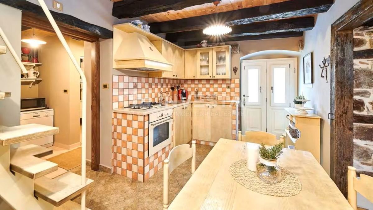 Istria centrale, villa rustica in pietra, area spa, due piscine riscaldate