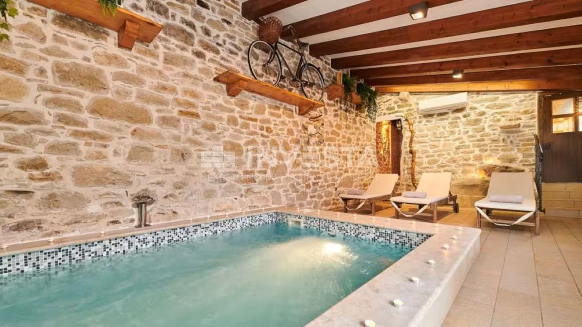 Istria centrale, villa rustica in pietra, area spa, due piscine riscaldate