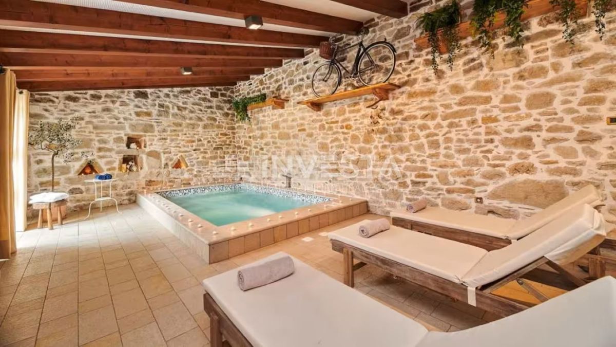 Istria centrale, villa rustica in pietra, area spa, due piscine riscaldate