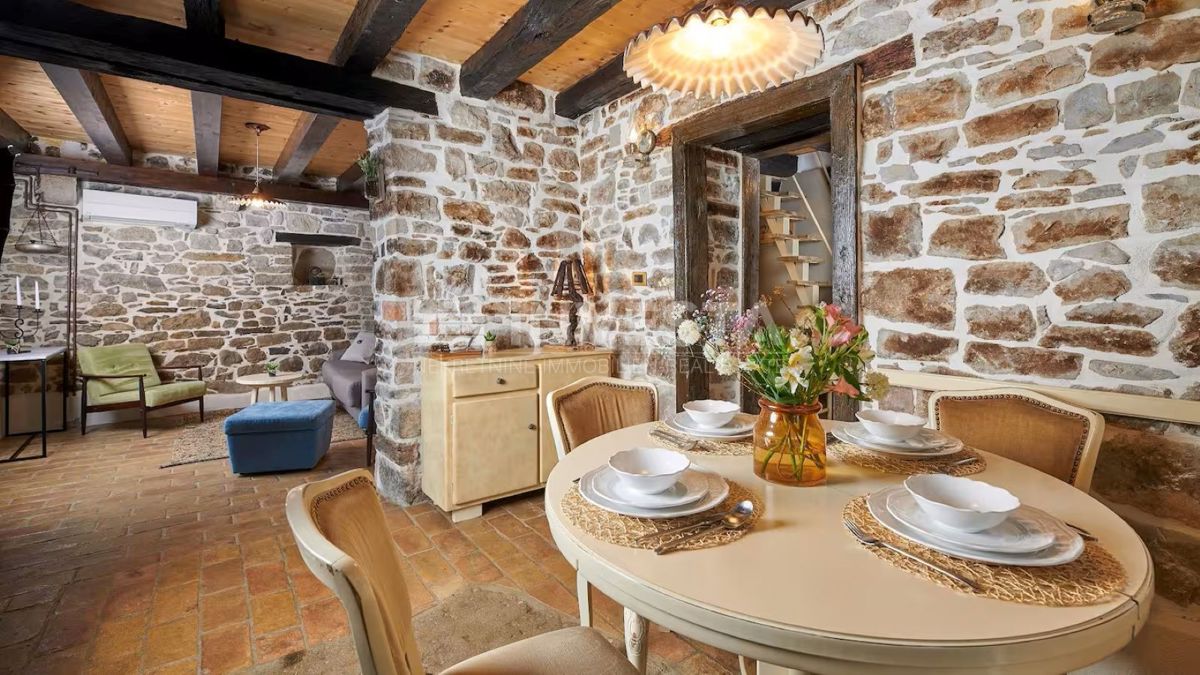 Istria centrale, villa rustica in pietra, area spa, due piscine riscaldate