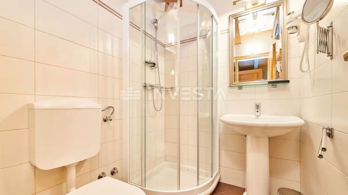 Istria centrale, villa rustica in pietra, area spa, due piscine riscaldate